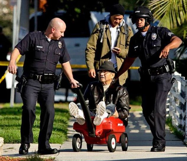 Děda na vozíku a policisté
