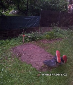 Hrob na zahradě