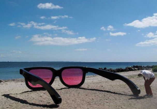 Obrovské brýle na pláži