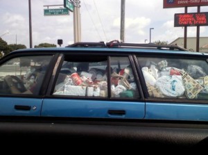 Auto plné odpadků