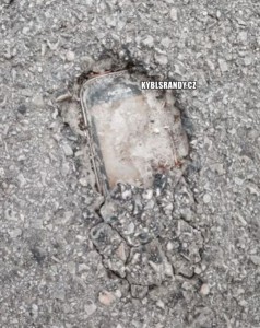 Mobil Nokia v asfaltu