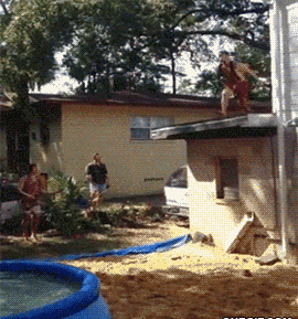 Riskantní skok do bazénu