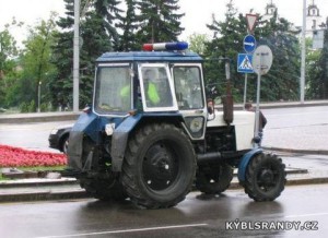 Policisté v traktoru