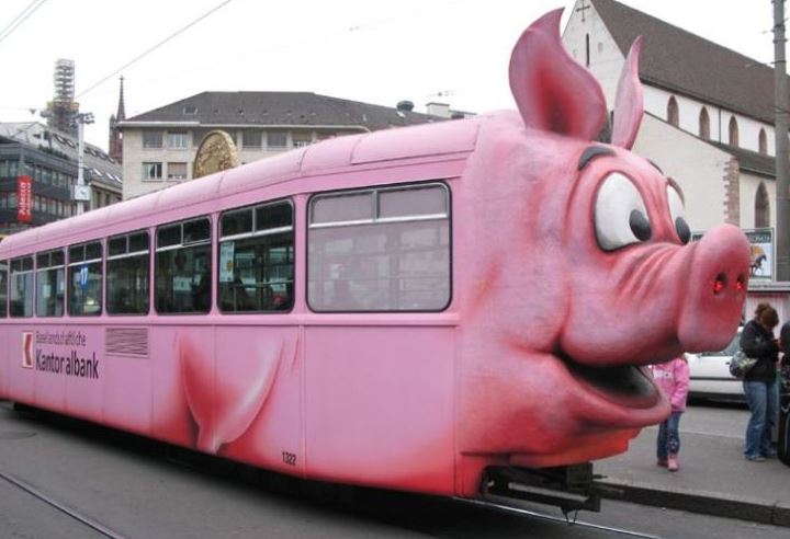 Růžová prasečí tramvaj