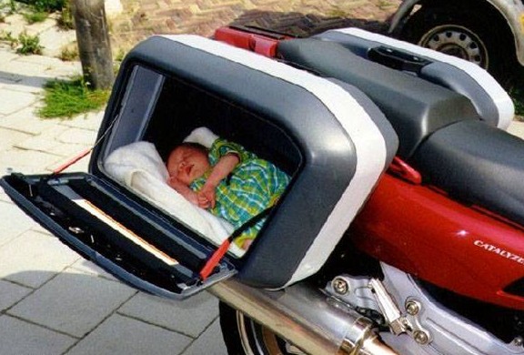 Převoz malého dítěte na motorce