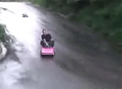 Šílená jízda v růžovém autíčku