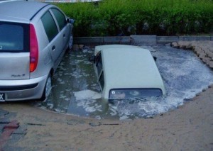 Utopené auto na parkovišti