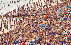 Trochu víc lidí na pláži