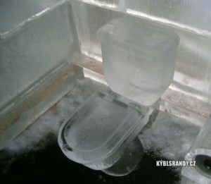 Záchod z ledu